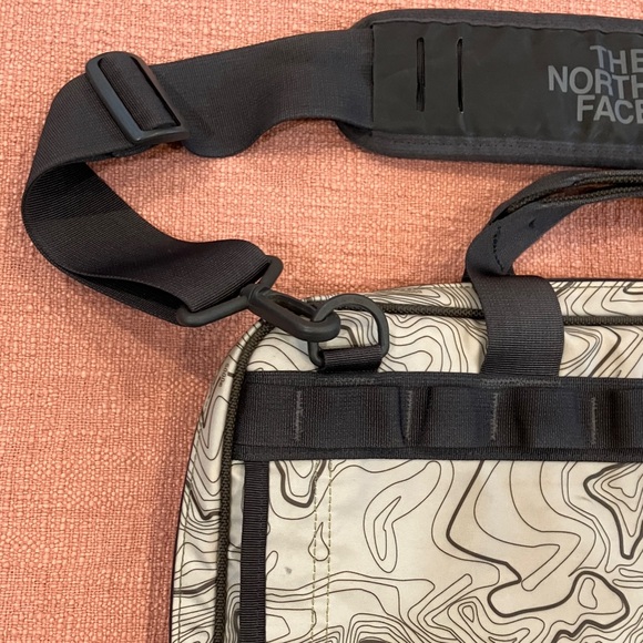 The North Face messenger / shoulder Laptop Bag - Picture 4 of 12